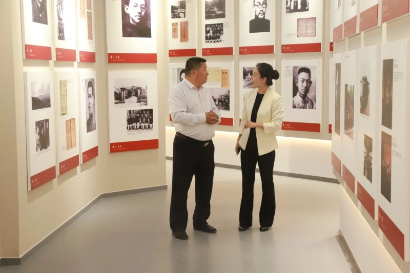 北京市商业服务业行业协会 第五联合党委书记胡美强（左1）