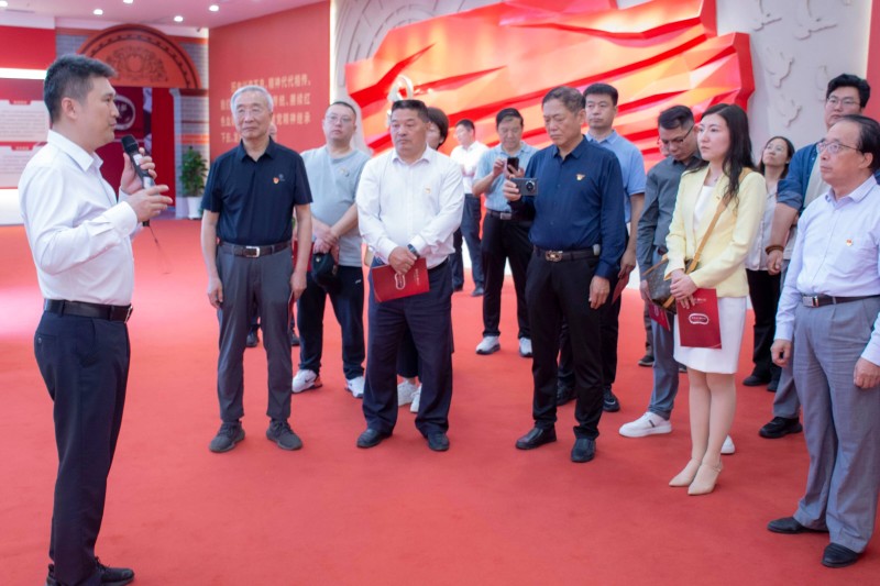 北京市海淀区温泉镇党委书记余新星（左1）